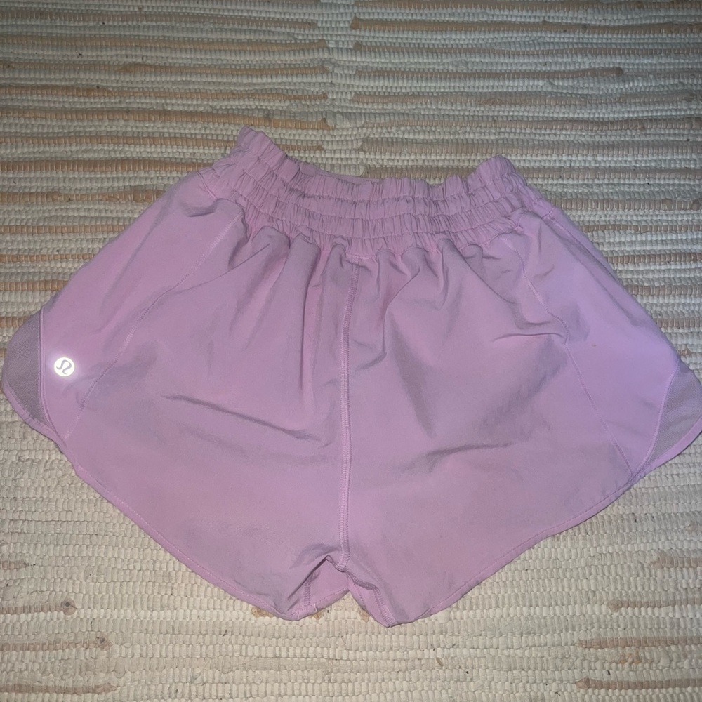 LULULEMON PINK SIZE 4 HOTTY HOT 2.5 INSEAM HIGH WAISTED